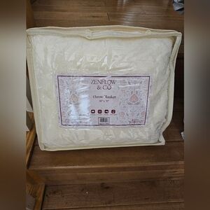 New off white throw blanket 50X70( 100% POLYESTER)